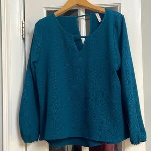 Flattering teal blouse, size XL. Detailed neckline in front and back.